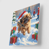 Pekinees Hond Hardlopen In Sneeuw Met Kerst Pet Vierkante Klok (Hoek)