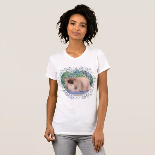 Pekinees hond in bloementuin t-shirt (Voorkant volledig)
