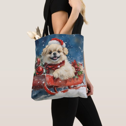 Pekinees Hond in Sledge Laat het Sneeuw Kerstmis Tote Bag (Dichtbij)