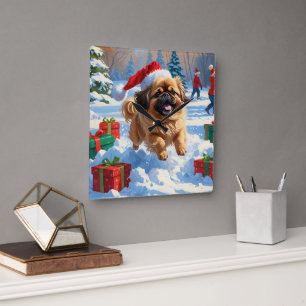 Pekingees honden rennen in de sneeuw met kerstmuts vierkante klok