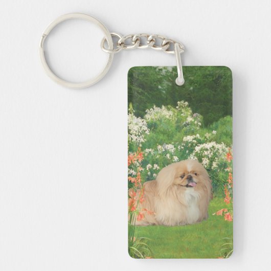 Pekingees in een tuin sleutelhanger (Voorkant)