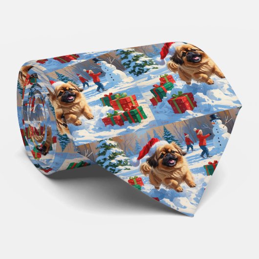 Pekingees loopt in de sneeuw met kerstmuts stropdas (Opgerold)