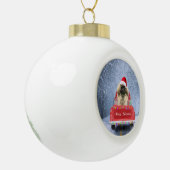 Pekingese Dog in sneeuw, met kersttruck Keramische Bal Ornament (Links)