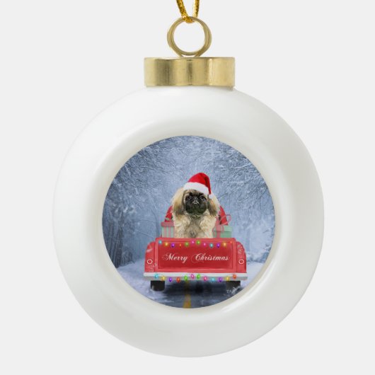 Pekingese Dog in sneeuw, met kersttruck Keramische Bal Ornament (Voorkant)