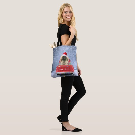 Pekingese Dog in sneeuw, met kersttruck Tote Bag (Op model)