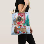 Pekingese Dog In snow Christmas Dog House Tote Bag (Dichtbij)