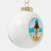 Pekingese Dog op strand Keramische Bal Ornament (Links)