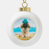 Pekingese Dog op strand Keramische Bal Ornament (Voorkant)
