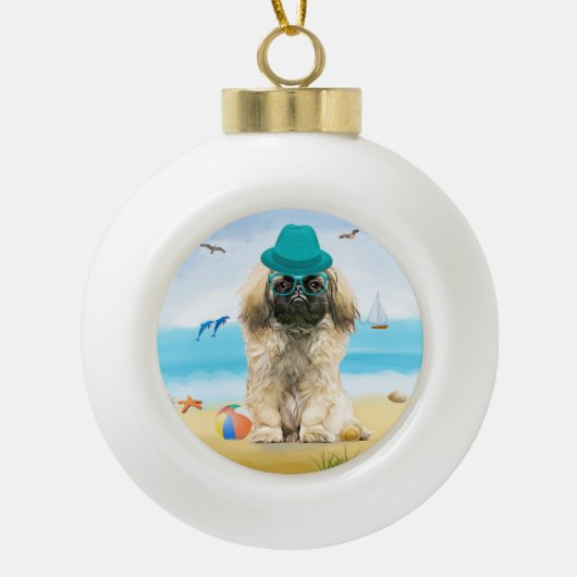 Pekingese Dog op strand Keramische Bal Ornament (Voorkant)