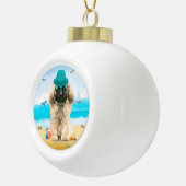 Pekingese Dog op strand Keramische Bal Ornament (Rechts)