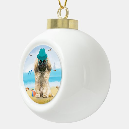Pekingese Dog op strand Keramische Bal Ornament (Rechts)