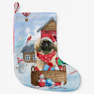 Pekingese hond op sneeuwkerst kleine kerstsok