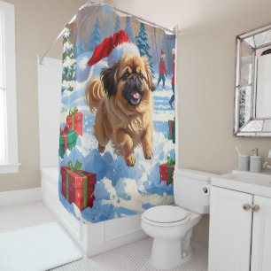 Pekingese hond rent in de sneeuw met kerstmuts douchegordijn