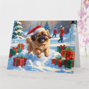 Pekingese hond rent in de sneeuw met kerstmuts kaart
