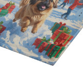 Pekingese hond rent in de sneeuw met kerstmuts snijplank (Hoek)