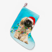 Pekingese Hond Zittend In Sneeuw Kerst Pet Lichten Kleine Kerstsok (Voorkant (Hangend))