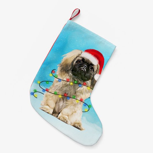 Pekingese Hond Zittend In Sneeuw Kerst Pet Lichten Kleine Kerstsok (Voorkant (Hangend))