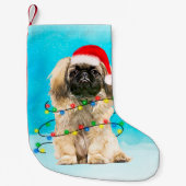 Pekingese Hond Zittend In Sneeuw Kerst Pet Lichten Kleine Kerstsok (Voorkant)