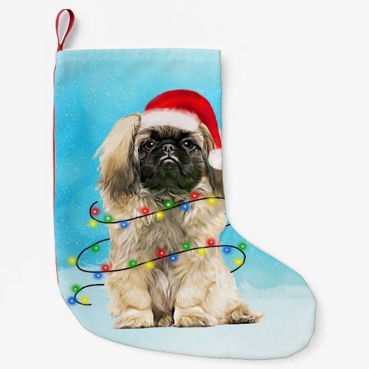 Pekingese Hond Zittend In Sneeuw Kerst Pet Lichten Kleine Kerstsok (Voorkant)