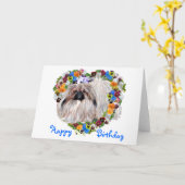 Pekingese in een Floral Heart Birthday Kaart (Gele Bloem)