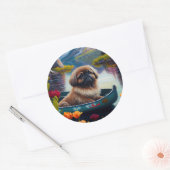 Pekingese op een peddel: een Schilderachtig avontu Ronde Sticker (Envelop)