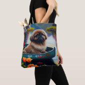 Pekingese op een peddel: een Schilderachtig avontu Tote Bag (Dichtbij)