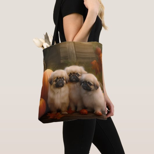 Pekingese Puppy Herfst Verrukking Pompoen Tote Bag (Dichtbij)