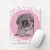 Pekingese Puppy in Roze Muismat (Met muis)