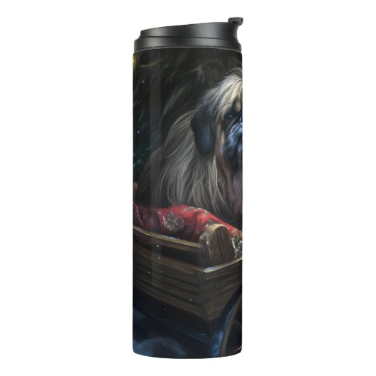 Pekingese Sneeuwslee Kerstdecoratie Thermosbeker (Gedraaid links)
