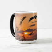 Pelican bij zonsopgang over de oceaan vaderdag magische mok (Voorkant links)