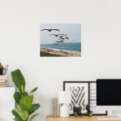 Pelican Bird Gang vliegt over OBX-strand Poster (Thuiskantoor)
