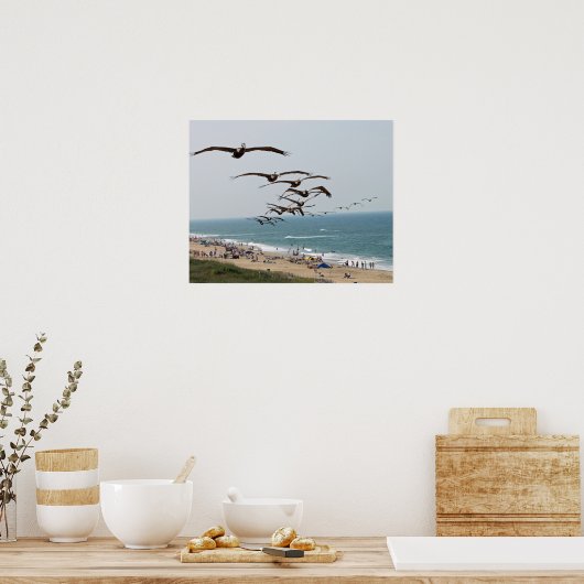 Pelican Bird Gang vliegt over OBX-strand Poster (Keuken)