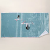 Pelican Couple Paddling op rustig aquawater Strandlaken (Voorkant)