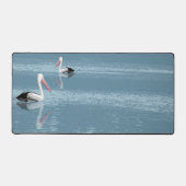 Pelican Couple Paddling op rustig blauw water Bureaumat (Voorkant)