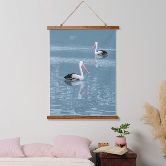 Pelican Couple Paddling op rustig blauw water Hangend Wandkleed (Slaapkamer)