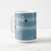 Pelican Couple Paddling op rustig blauw water Koffiemok (Voorkant links)