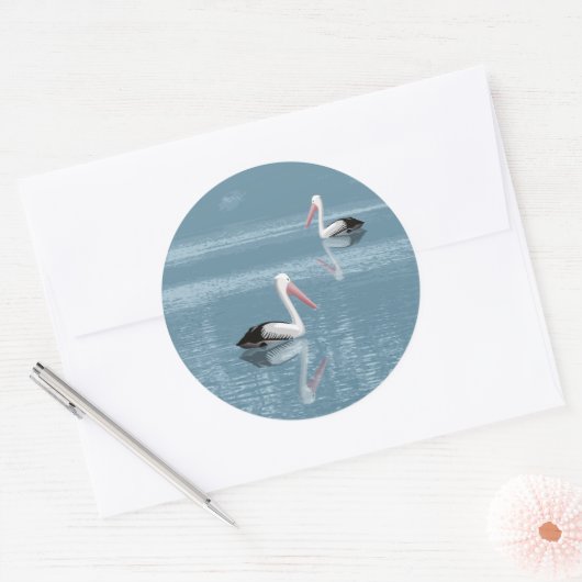 Pelican Couple Paddling op rustig blauw water Ronde Sticker (Envelop)