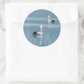 Pelican Couple Paddling op rustig blauw water Ronde Sticker (Tas)