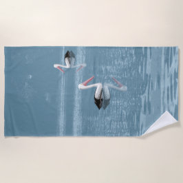 Pelican Couple Paddling op rustig blauw water Strandlaken