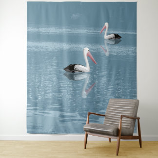 Pelican Couple Paddling op rustig blauw water Wandkleed