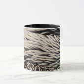 Pelican Feathers Abstracte Natuur Fotografie Mok (Midden)