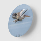 Pelican in vlucht ronde klok (Hoek)