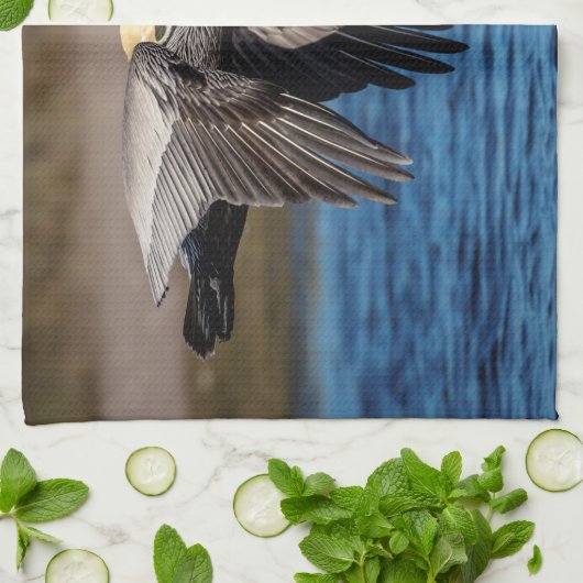 Pelican in vlucht theedoek (Gevouwen)