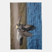 Pelican in vlucht theedoek (Verticaal)