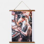 PELICAN KENO GAME-OMROEP. MASKER DRAGEN HANGEND WANDKLEED (Voorkant)