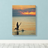 Pelican start op zonsondergang Golfkust Florida Canvas Afdruk (Insitu (Houten vloer))