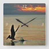 Pelican start op zonsondergang Golfkust Florida Vierkante Klok (Voorkant)