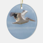 Pelican vliegt over het meer keramisch ornament (Links)