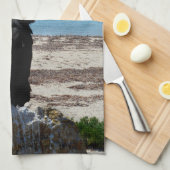 Pelikaan neergestreken op een strandrots, theedoek (Quarter Fold)