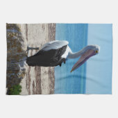 Pelikaan neergestreken op een strandrots, theedoek (Horizontaal)